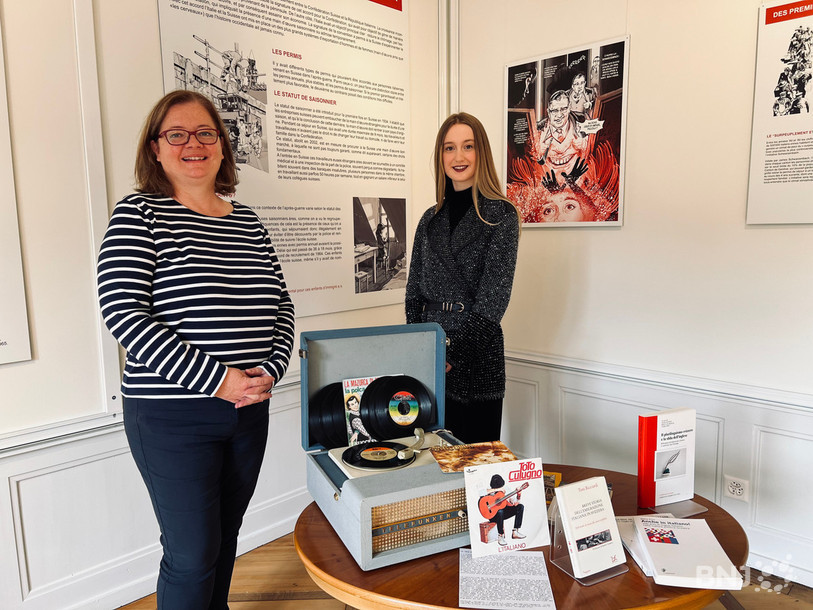 La présidente du Comites Berne et Neuchâtel, Mariachiara Vanetti, et la curatrice de l'exposition Marta Bernasconi (à droite) se sont penchées sur l'évolution de l'école italienne.