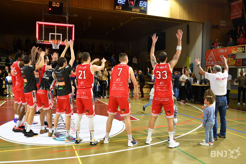 Les joueurs du BC Boncourt ont savouré cette victoire avec leur public (photo : Georges Henz).