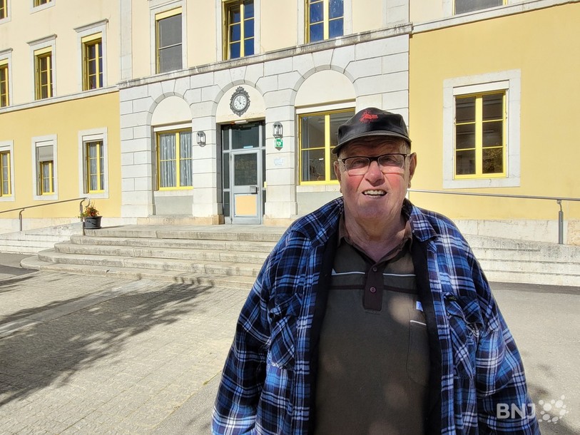 Fritz Oppliger a toujours vécu à Sonvilier. Il est ici devant l'école qui sert aussi de bâtiment communal.