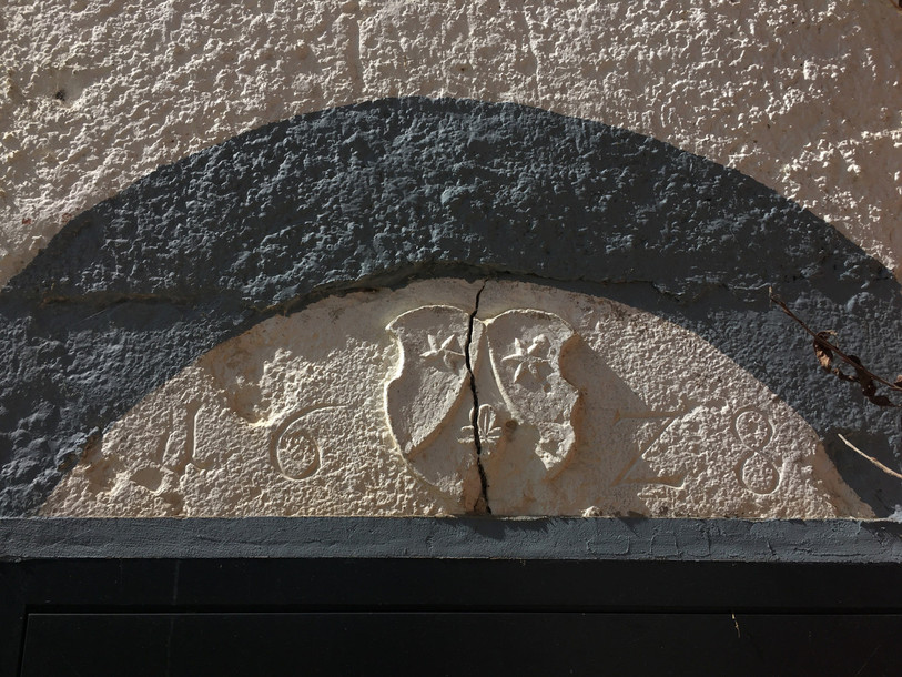 Les armoiries des familles peuvent figurer sur des maisons. (Photo : Elodie Paupe).