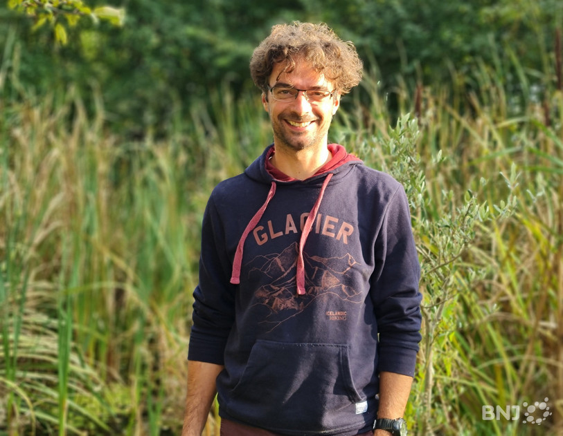 Noé Thiel au coeur de son jardin luxuriant qui entoure l'ancienne ferme où il vit avec sa famille à Corgémont.