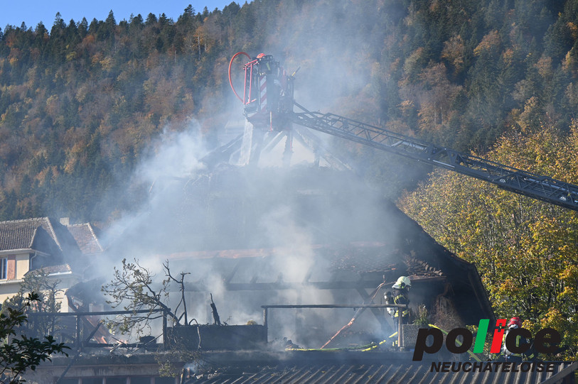 La toiture de la menuiserie est presque entièrement détruite. (Photo: SP Police neuchâteloise)