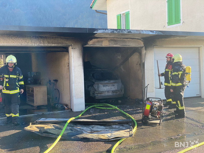 Les pompiers sont intervenus sur place afin d’éteindre l’incendie et évacuer la fumée des autres garages.