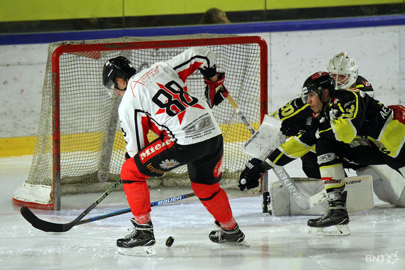 Les Stelliens ont plutôt mal maîtrisé le puck samedi soir. (photo archives)