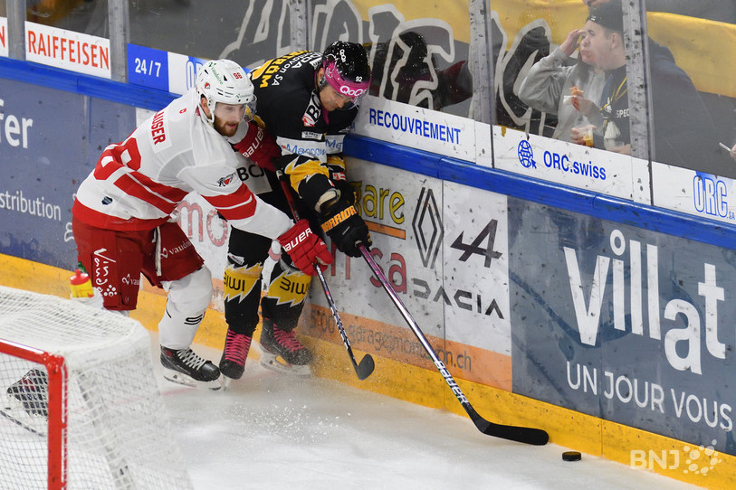 Le Suédois Sebastian Wännström (en noir) a inscrit son premier but pour le HCA. Il a répondu à l'ouverture du score du Lausannois Andrea Glauser, qui lui fait ici opposition (photo: Georges Henz)