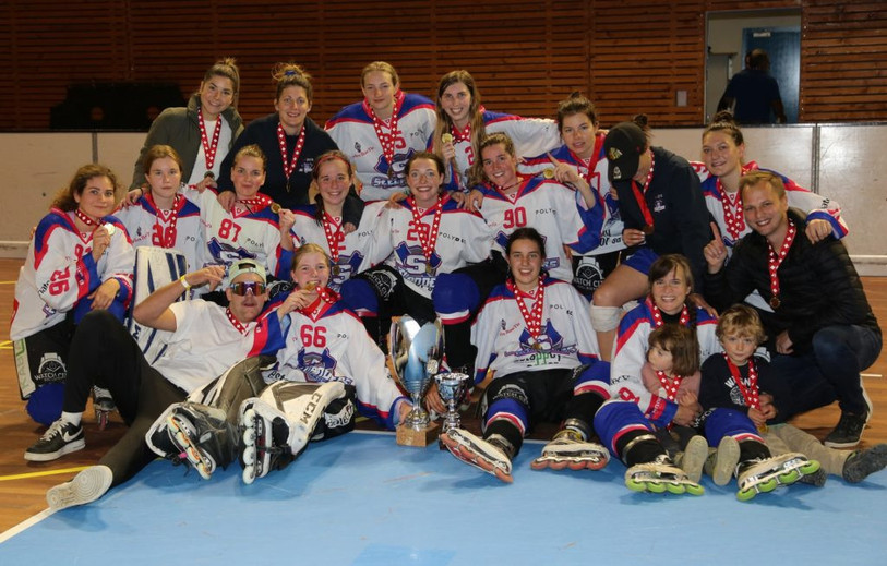 Les filles de Bienne Seelanders avec leur trophée de championnes de Suisse. (Photo : seelanders.ch)