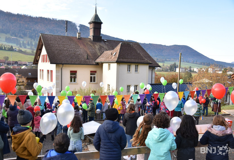 Les élèves de l'école de Sonceboz à quelques secondes du lâcher de ballons.