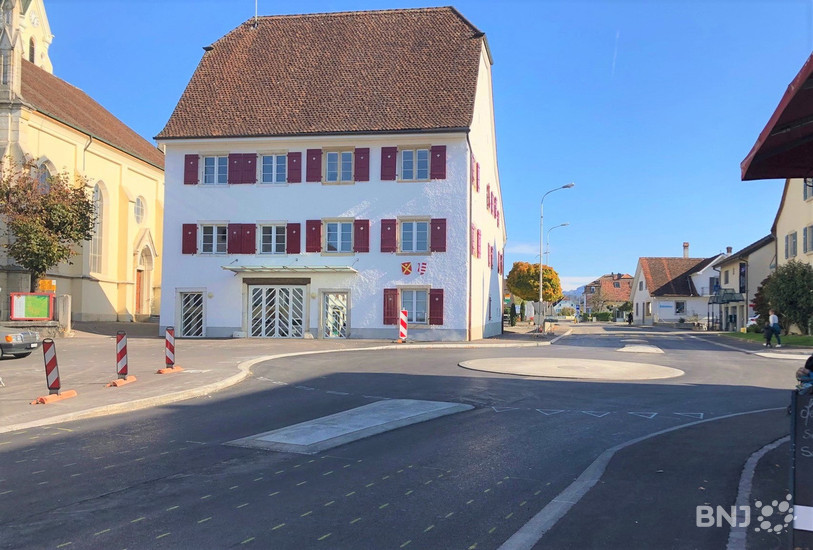 Le rond-point au centre du village, l'une des réalisations de la traversée de Courroux. Ne manque que le marquage.
