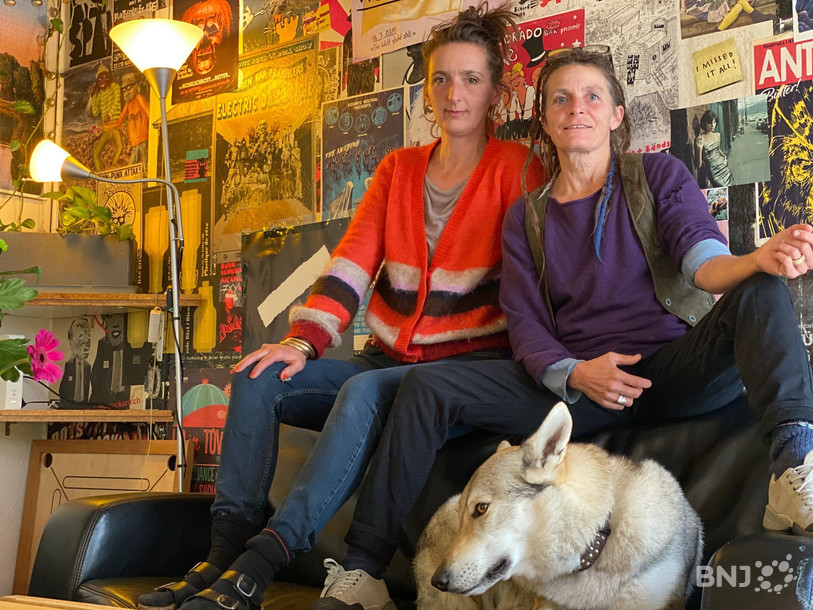 Vera Fabbri (à droite) et Valerie Ackle travaillent au Sleep-in depuis plus de 20 ans. Au total, une douzaine de personnes s'activent au sein de cette institution indépendante.