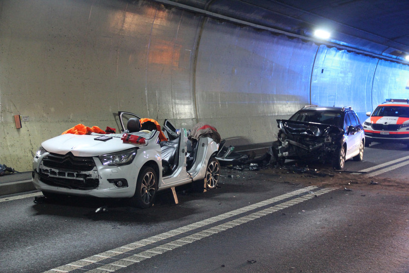 Le conducteur pris entre les deux voitures a dû être désincarcéré. (photo : police jurassienne)