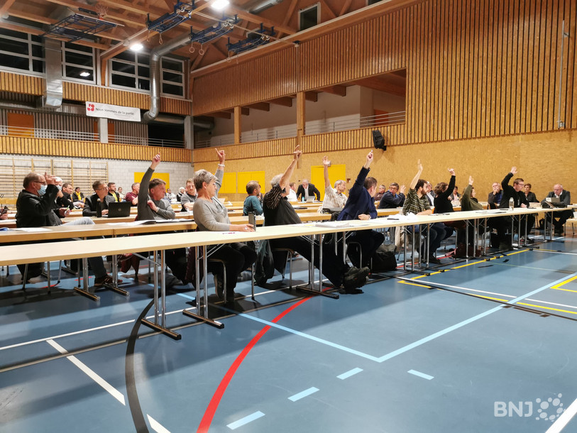 Le crédit cadre pour la rénovation des cours d'écoles a été validé par 20 voix contre 8.