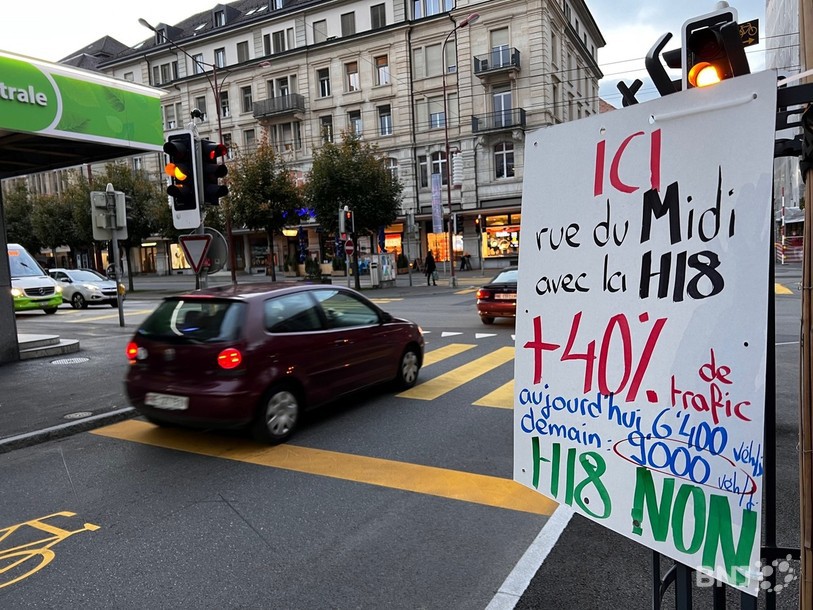 Les opposants dénoncent l'augmentation à prévoir du trafic sur certains axes, conséquence du plan d'aménagement des mobilités de La Chaux-de-Fonds lié au nouveau tunnel de contournement.