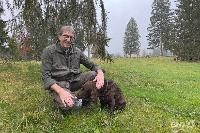Le garde-faune auxiliaire Fulvio Baracchi n'est pas à son premier chien de rouge.