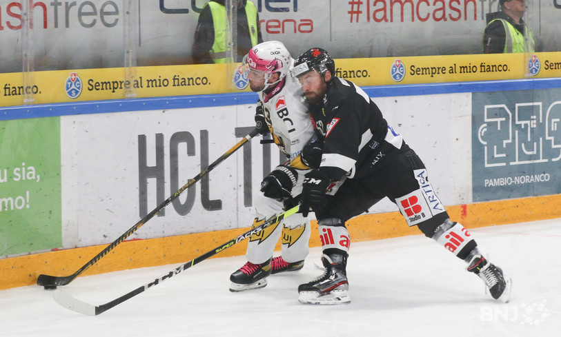 Le capitaine du HC Ajoie Jordane Hauert est rudoyé par le Luganais Loic Vedova (photo : Mauricette Schnider).