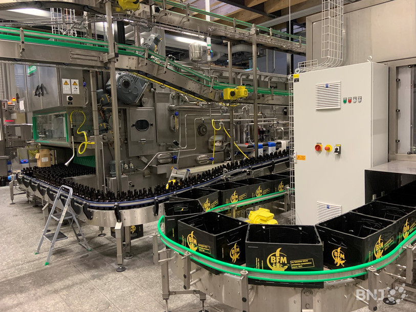 Les bouteilles de BFM suivent tout un parcours dans l'usine pour être nettoyées, remplies puis fermées.