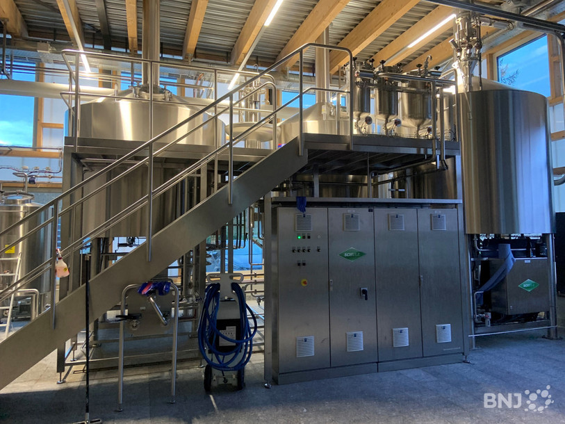 La bière repose dans ces grandes cuves.