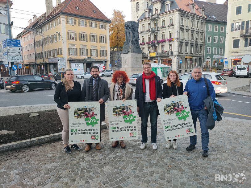 Six partis neuchâtelois s'engagent pour le oui au contournement de La Chaux-de-Fonds par la H18. De gauche à droite sur la photo: Manon Freitag (Le Centre), Damien Cottier (PLR), Brigitte Leitenberg (Vert'libéraux), Baptiste Hurni (PS), Estelle Matthey-Junod (UDC) et Denis de La Reussille (POP).
