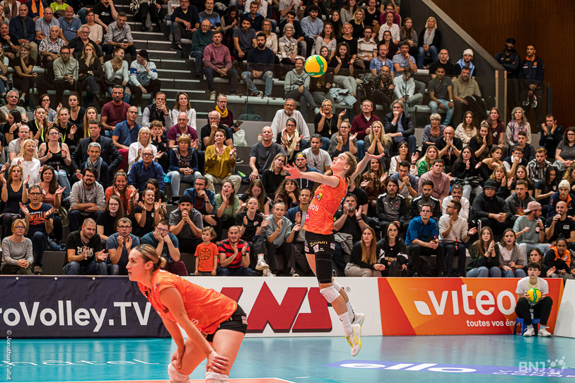 Le public était présent en masse à la Riveraine pour soutenir le NUC. 
