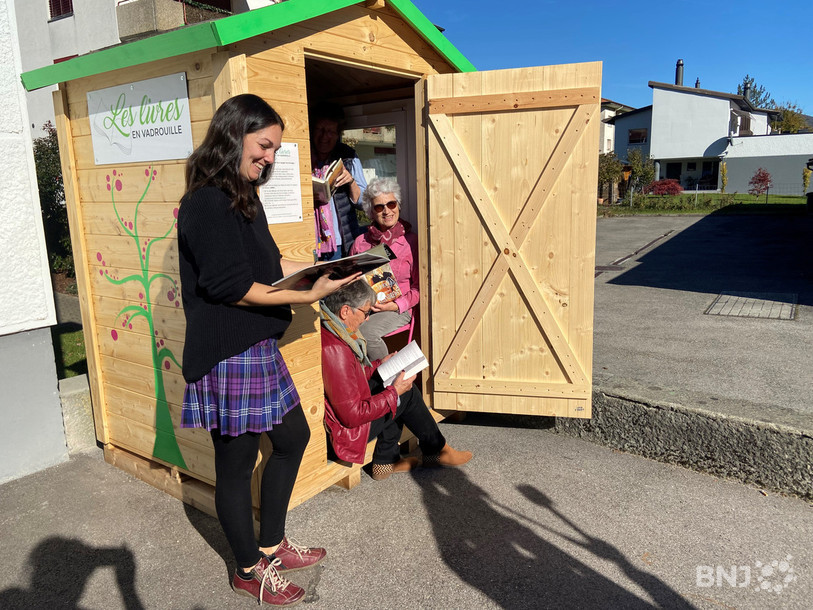 Joanne Hurter-Zurbuchen, membre de la commission Bien Vivre à Valbirse et porteuse de ce projet, se trouve en compagnie de bénévoles vers la boîte à livres installée devant le Cinéma Palace à Bévilard.