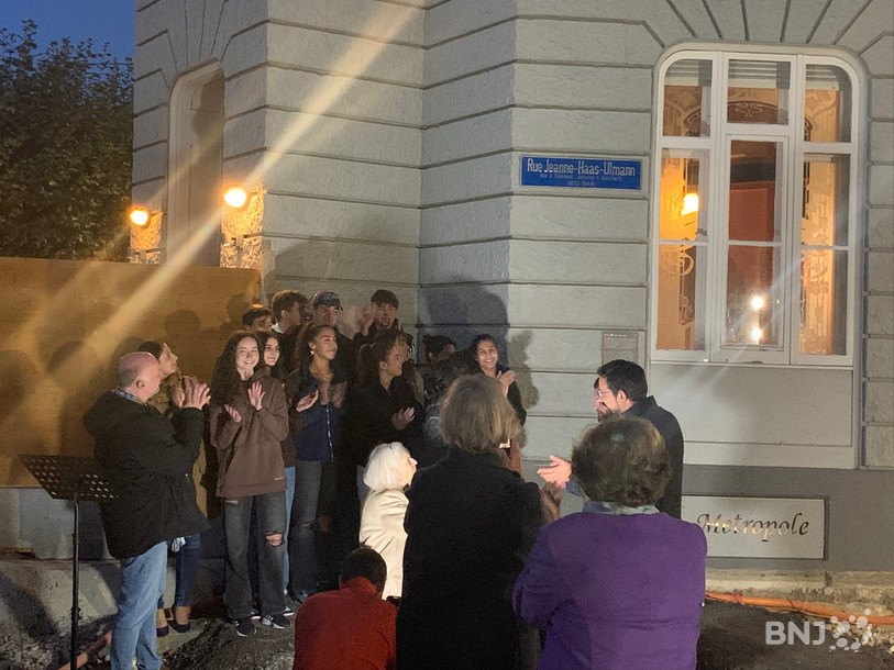 La rue Jeanne Haas-Ulmann a été inaugurée ce jeudi soir à Delémont en compagnie des élèves de la classe ayant dépeint la vie de cette femme et du ministre Martial Courtet