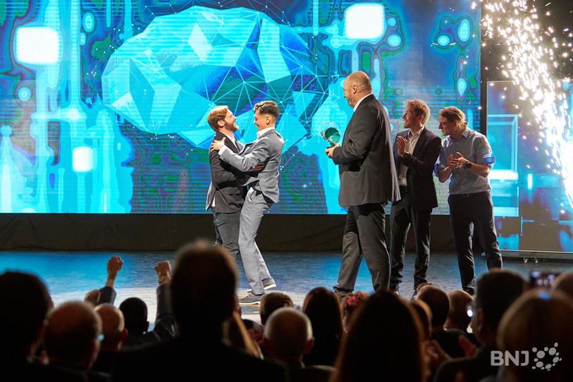 Marcello Bragadin et Filipe Santos se congratulent au moment de l'annonce du résultat. (Photo : Damien Carnal)