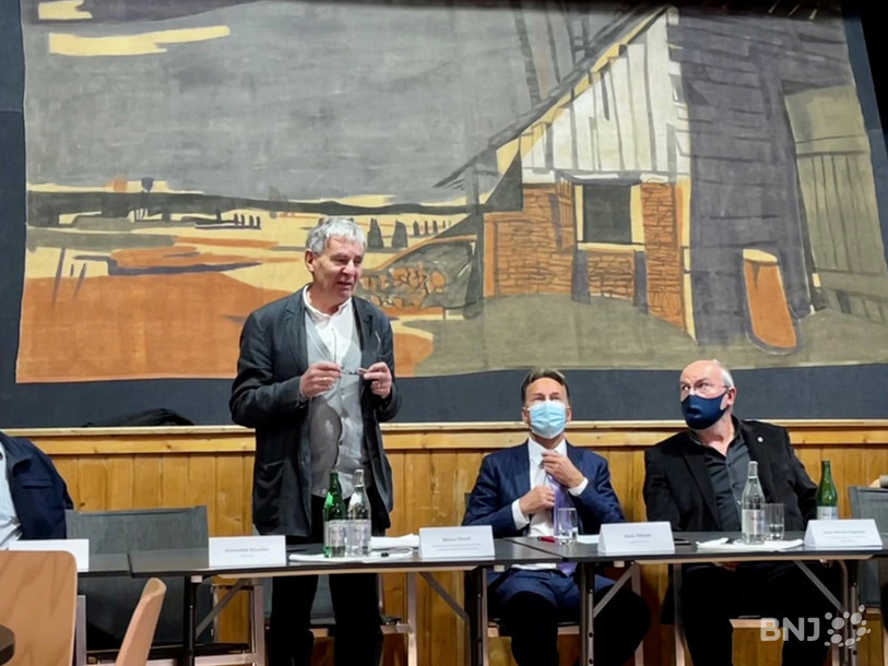 Devant la première oeuvre restaurée, les membres de l'association décors de théâtre de Lermite Blaise Oesch et Jean-Daniel Oppliger entourent le conseiller d'Etat en charge de la culture Alain Ribaux.