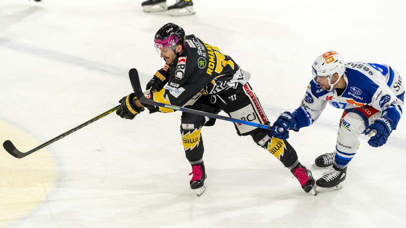 Le HCA a dû livrer une grosse bataille pour battre Zurich, à l'image de Matteo Romanenghi au duel avec le Jurassien des ZSC Lions Marco Pedretti (photo : Keystone/Georgios Kefalas).