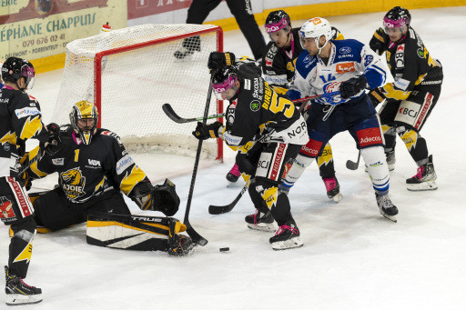 Le puck a souvent été disputé devant la cage de l'excellent Tim Wolf (photo : Keystone Georgios Kefalas).