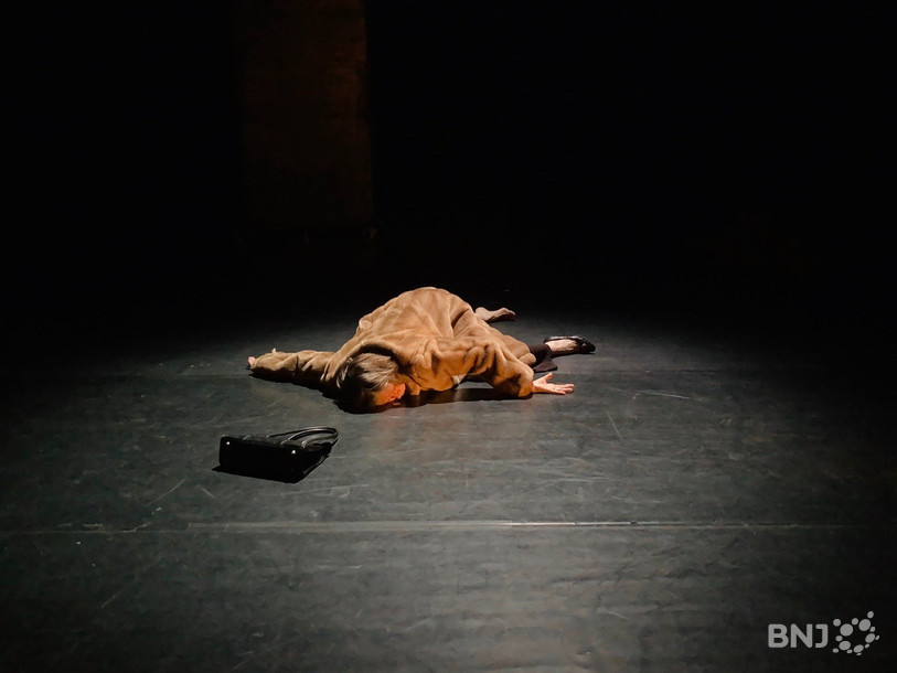 Agnès Limbos sur la scène du Théâtre de la Poudrière à Neuchâtel. 