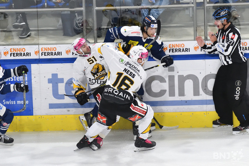 Martin Ness intervient pour le HC Ajoie mais c'est bien Ambri qui va finir par passer l'épaule (photo : Georges Henz).