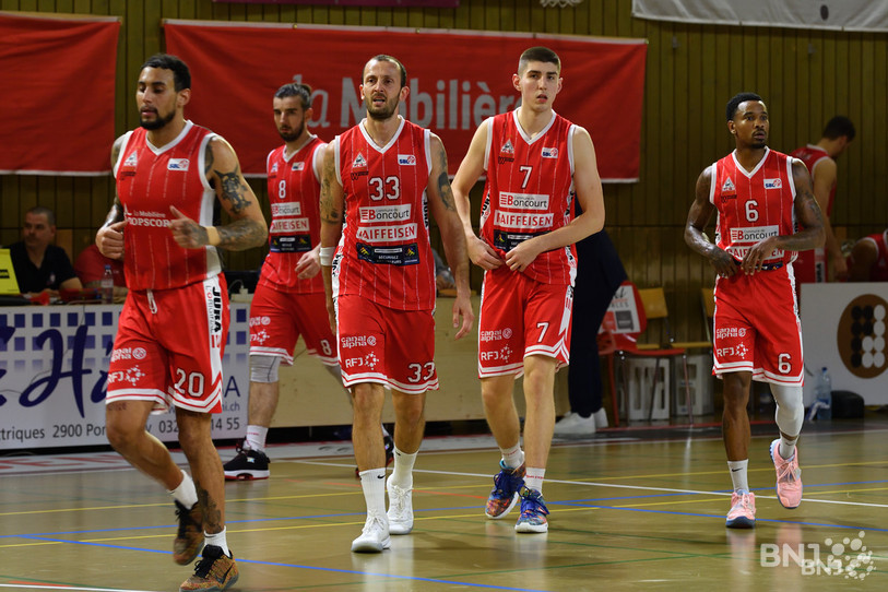 Nemanja Calasan (au centre) ne veut rien regretter sur le terrain (photo : Georges Henz).