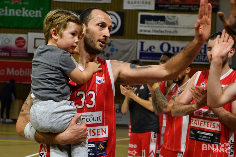 Nemanja Calasan, ici avec son fils aîné, ne foulera plus les parquets de SBL mais s'assiéra sur le banc de la formation. (Photo : Georges Henz)