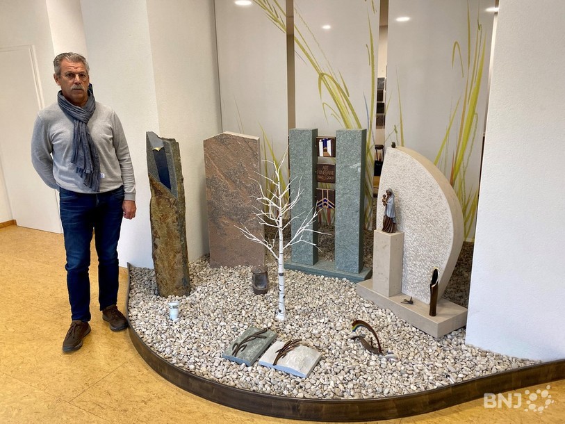 Les activités de la marbrerie de Jean-René Kaiser se sont diversifiées au fil des années, alors que l'art funéraire a baissé. 