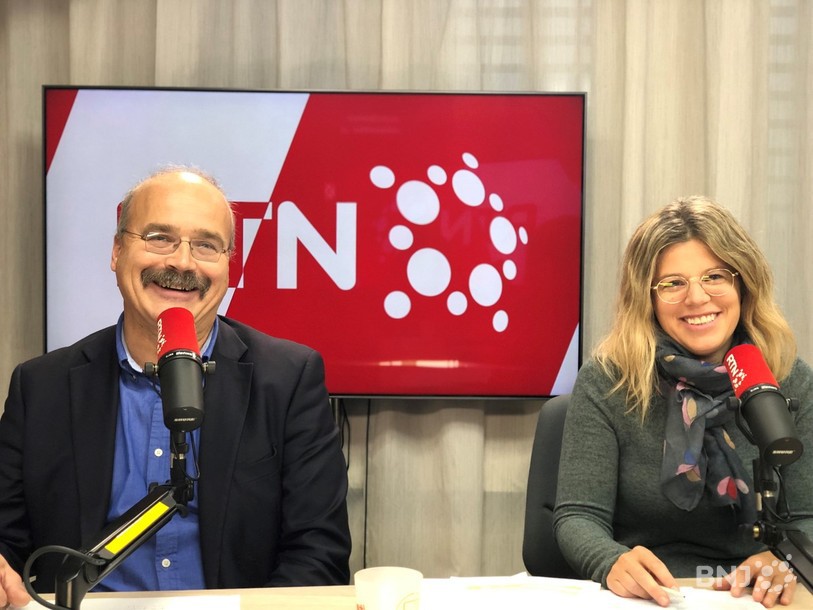 Philippe Bauer (à gauche), conseiller aux Etats neuchâtelois PLR, et Anne Guyot (à droite), secrétaire générale de l'Association suisse des infirmiers Neuchâtel-Jura, sont venus débattre sur l'initiative sur les soins infirmiers dans La Matinale.