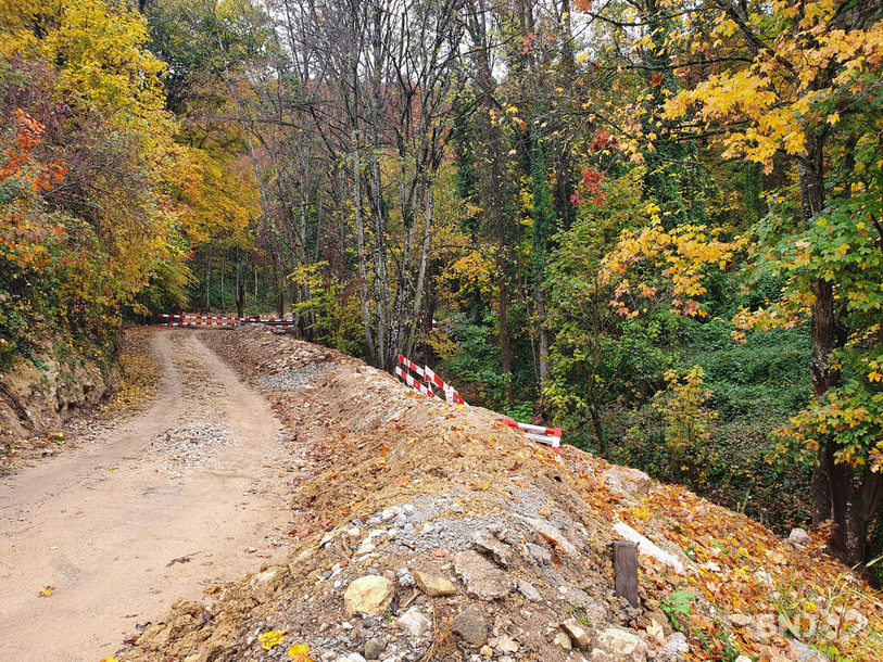 Des barrières de chantier sont toujours visibles le long du cours d'eau.