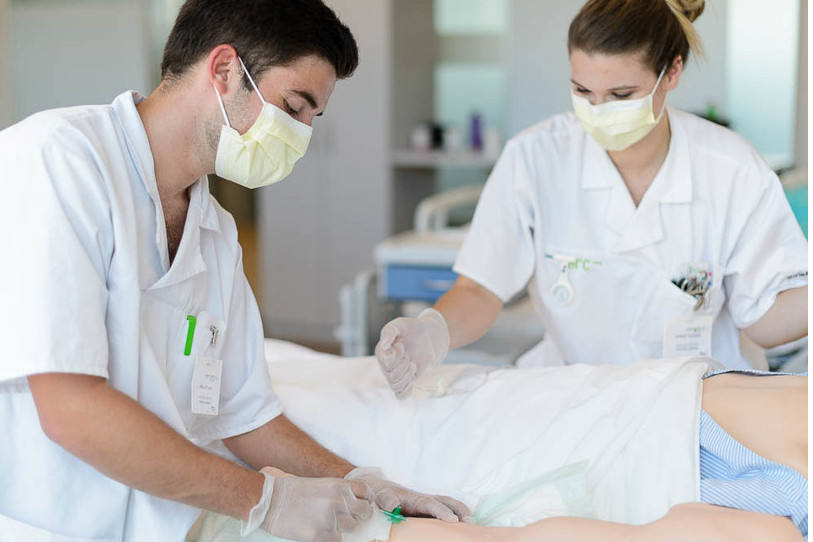 Le service de la santé publique a publié un rapport sur les besoins de relève dans les soins dans le Jura. (Photo : HE Arc Bejune)