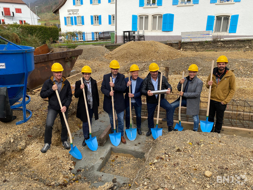 Membres de la Fondation pour le rayonnement du Jura bernois et architectes ont marqué officiellement le début des travaux de construction.