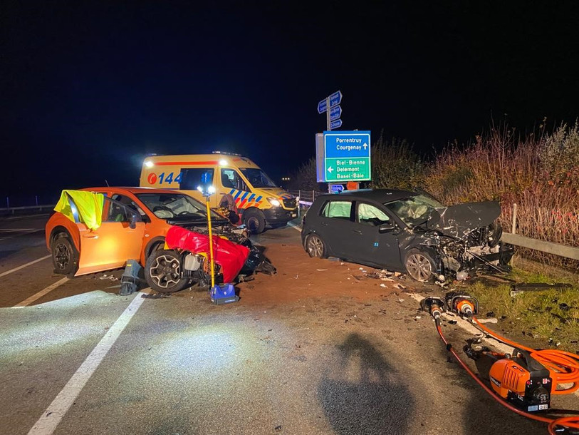 Deux voitures sont rentrées en collision mardi soir. (Photo : Police cantonale jurassienne).