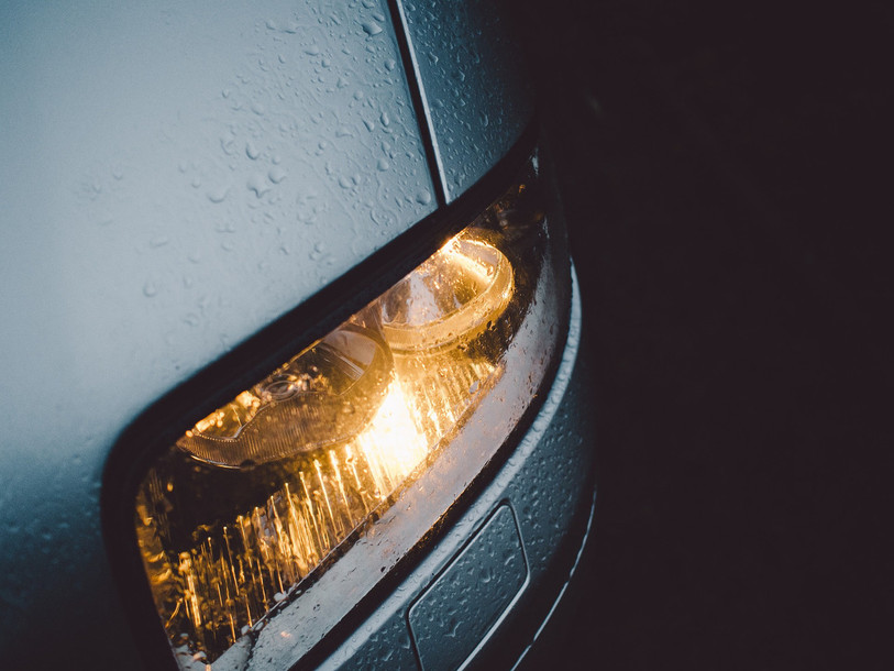 Les phares permettent non seulement de percevoir le danger, mais aussi d'être visible pour les autres usagers de la route. (Photo : libre de droits)