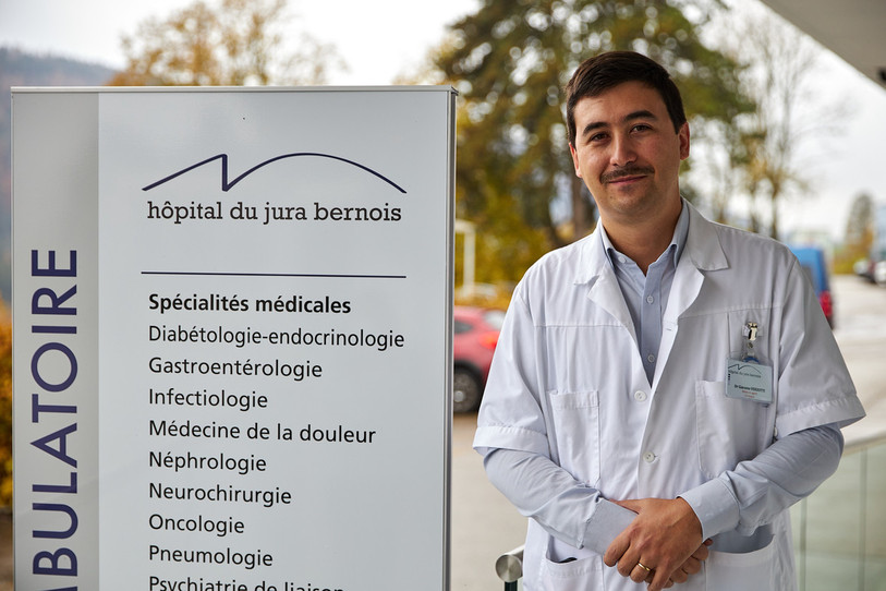 Giacomo Verzotti, urologue sur le site de St-Imier a lui aussi soigné sa moustache pour marquer son attachement à la campagne de sensibilisation contre les maladies masculines. (photo: Damien Carnal - HJB)