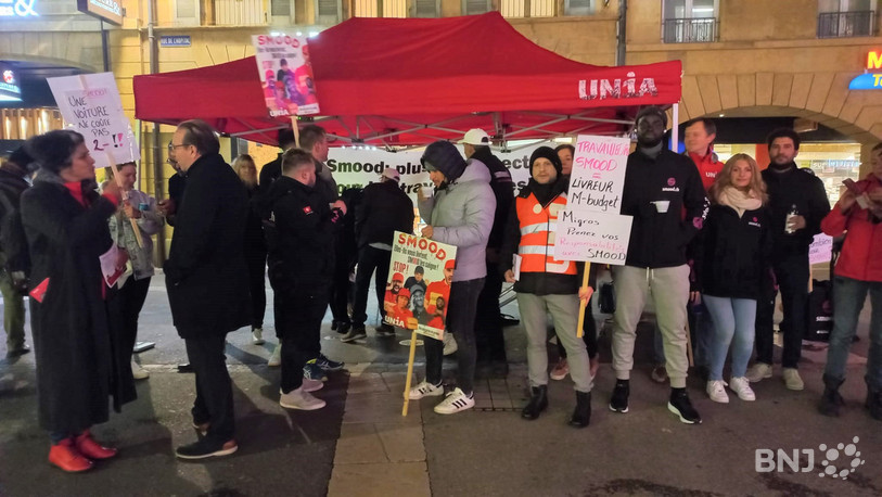 Une trentaine de personnes avaient manifesté le 4 novembre au centre-ville de Neuchâtel pour dénoncer des dysfonctionnements au sein de Smood Neuchâtel.