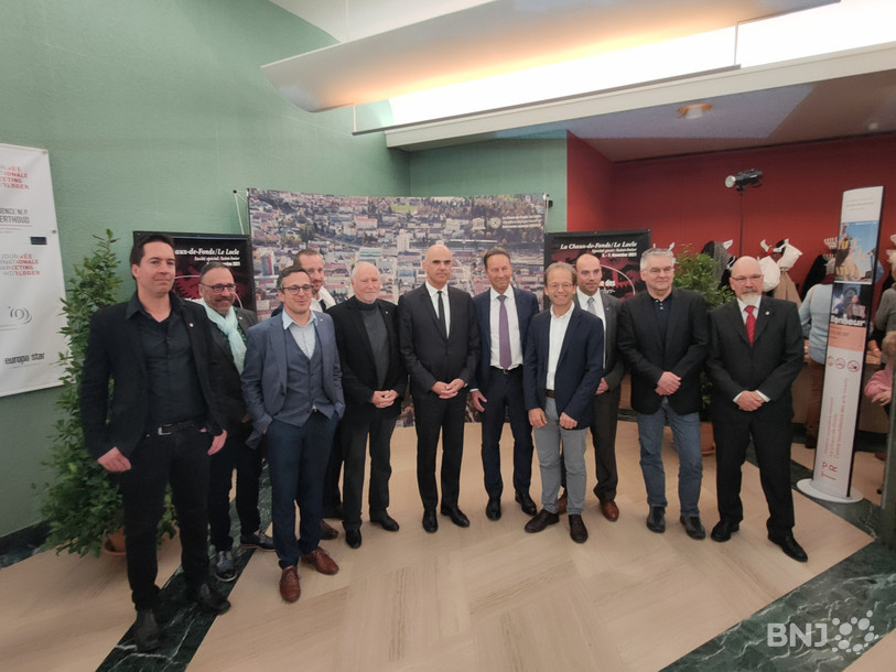 Le conseils communaux du Locle et de La Chaux-de-Fonds, le vice-maire de Saint-Imier et le conseiller d'Etat Alain Ribaux ont accueilli le conseiller fédéral Alain Berset jeudi soir.