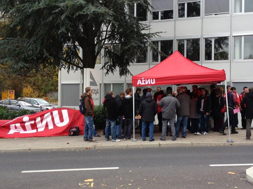 Les employés de EP Systems réunis autour d'une soupe.