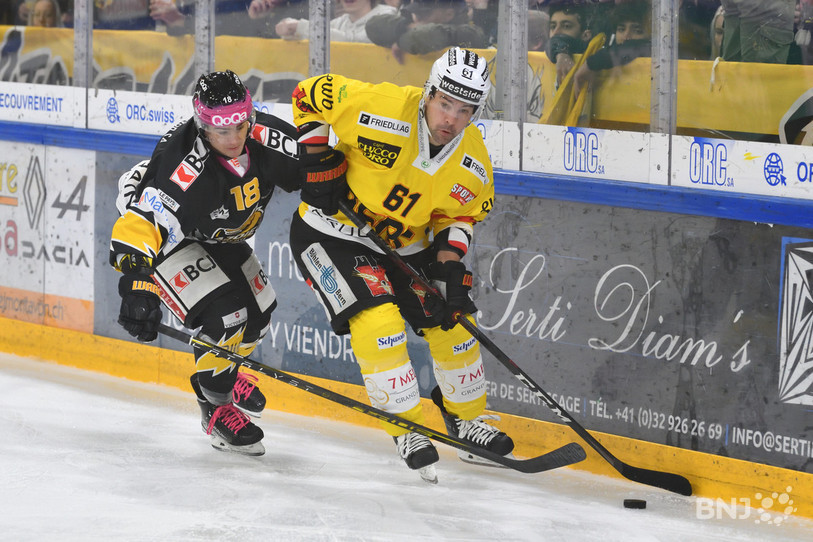 Bastien Pouilly (ici à gauche face à Berne) porte actuellement les couleurs d'Olten dans les play-off de Swiss League. (Photo : archives Georges Henz).