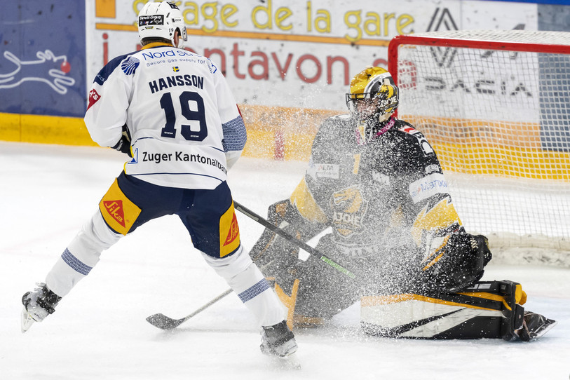 Tim Wolf ne se laisse pas impressionner par Niklas Hansson (photo : KEYSTONE/Georgios Kefalas).