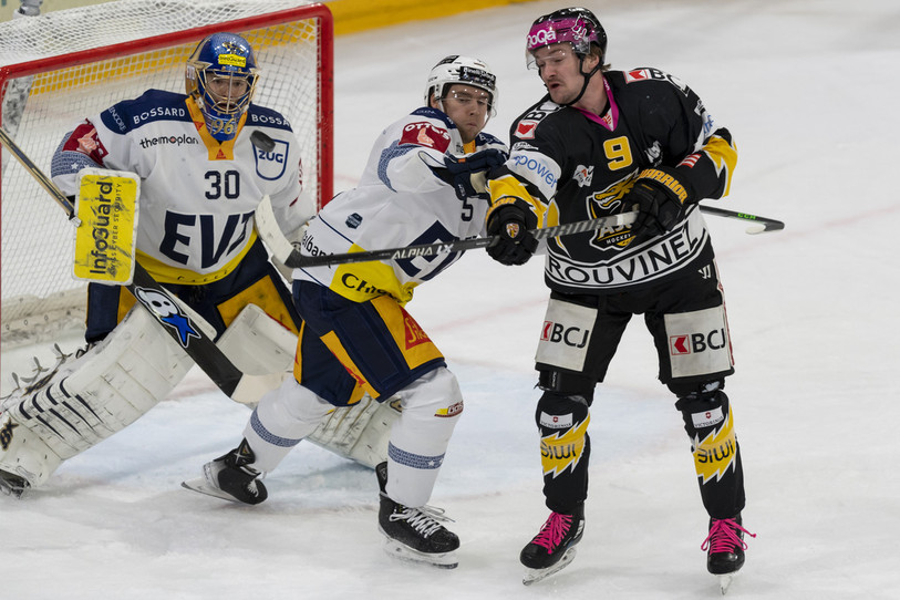 Dario Rohrbach tente de se faire de la place devant la cage zougoise (photo : KEYSTONE/Georgios Kefalas).