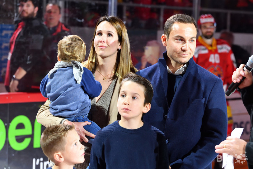 Capitaine légendaire du HC Bienne, Mathieu Tschantré a été honoré par le club et ses supporters, entouré par son épouse et ses enfants. Le mythique numéro 12 seelandais aura disputé 899 matches avec les « rouge et jaune » (photos: Georges Henz).