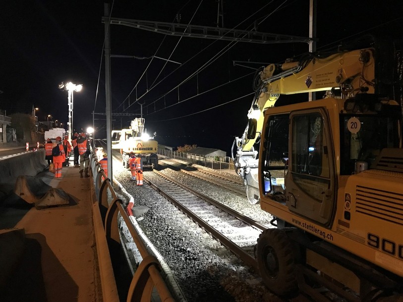 Les ouvriers ont débuté les travaux vendredi soir vers 22h et travailleront non-stop jusqu'à lundi matin. (Photo: Office fédéral des routes)