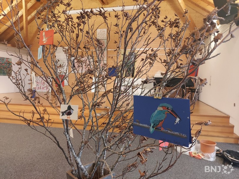 Christelle Ganne-Chédeville a accroché ses peintures d'oiseaux à une grande branche d'arbre pour les présenter à EvilArt.