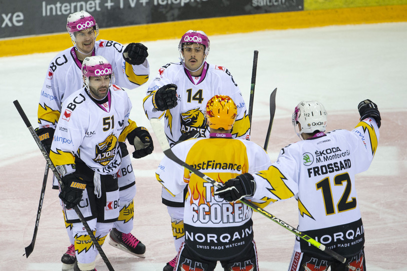 Le quintette qui vient d'obtenir l'égalisation à quatre minutes de la fin du match: Birbaum, Wännström, Fortier, Devos et Frossard. (photo : KEYSTONE/SALVATORE DI NOLFI)